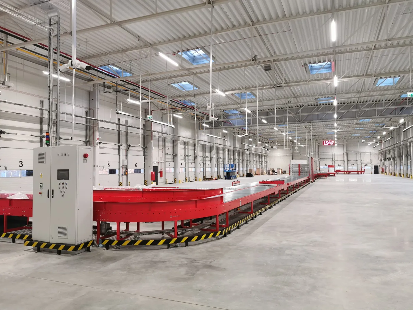 Hala magazynowa z linią przenośników – realizacja instalacji EXEVER