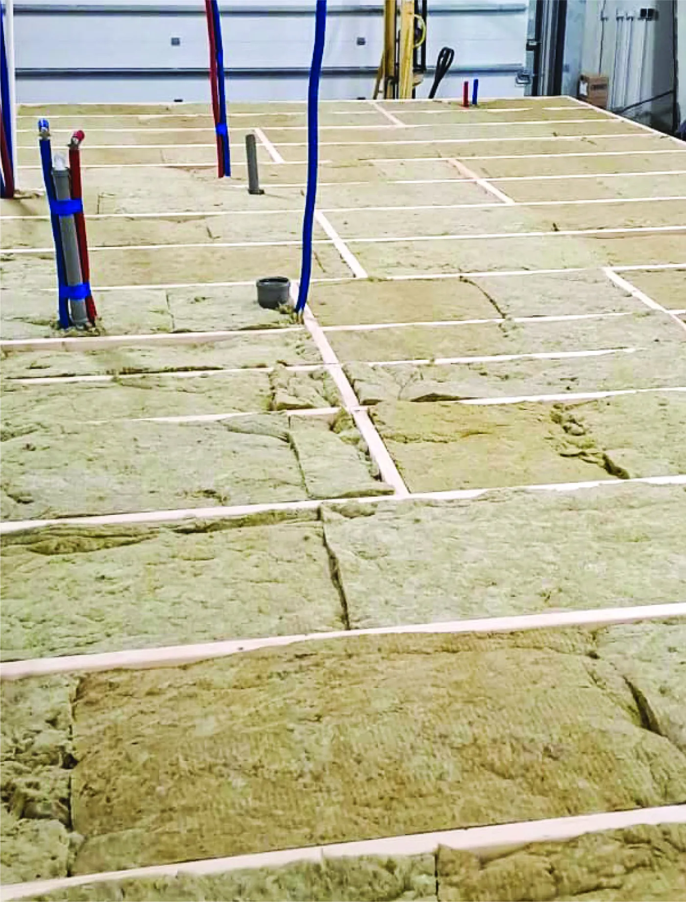 Wełna mineralna ułożona między elementami konstrukcji