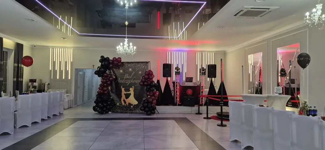 Sala Finezja przygotowana na bal – parkiet, światła i ścianka