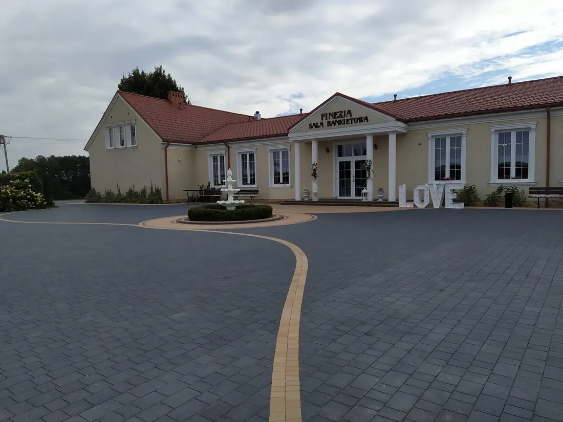 Parking przed salą