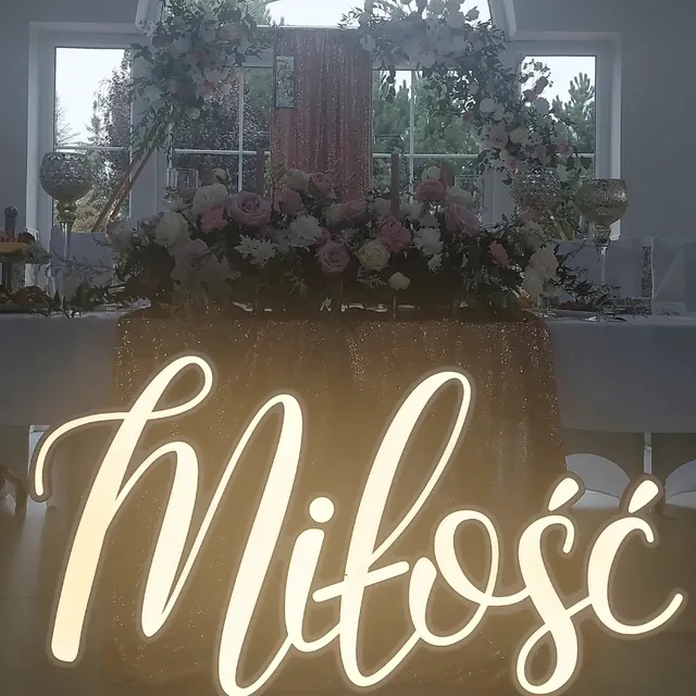 Neon „Miłość” na ściance