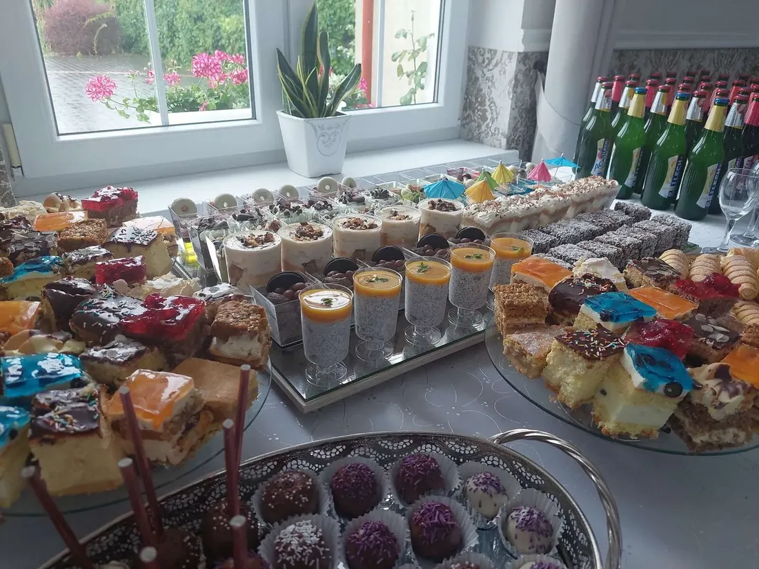 Słodki stół z ciastami i deserami z kuchni Finezji