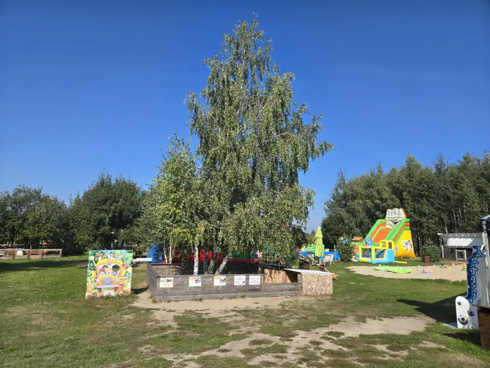 Teren parku ze strefą dmuchańców