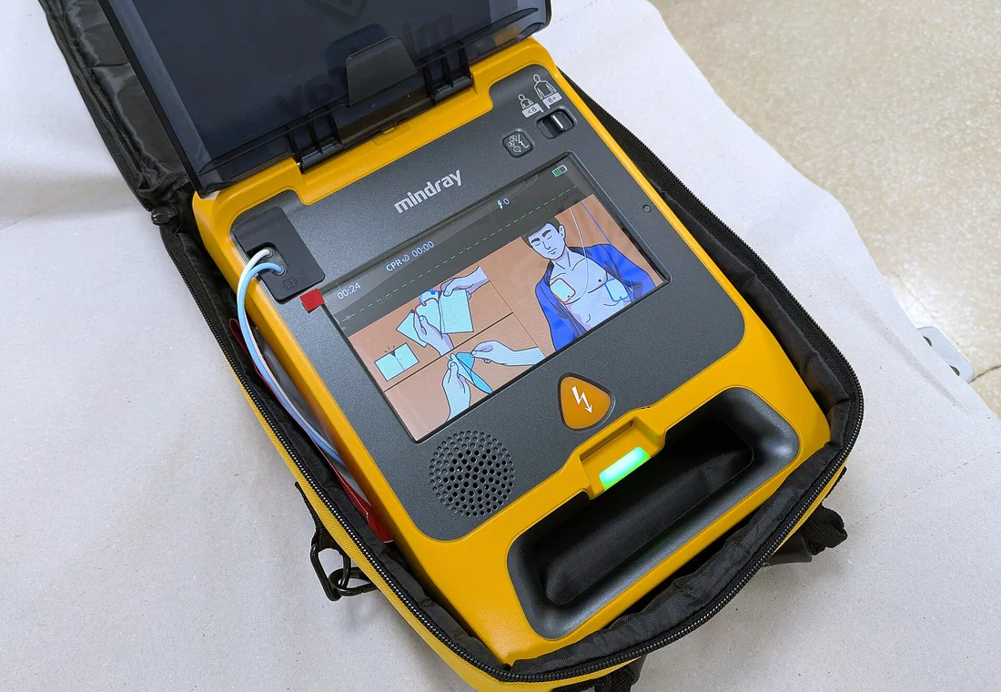 Defibrylator AED przygotowany do użycia