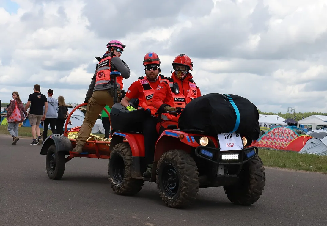 Patrol ratowniczy na quadzie z przyczepką i noszami