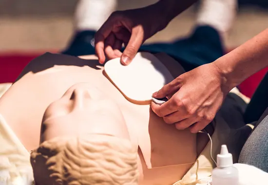 Ćwiczenie na fantomie: naklejanie elektrod defibrylatora AED