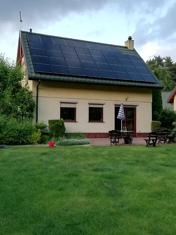 Panele fotowoltaiczne na dachu domu jednorodzinnego