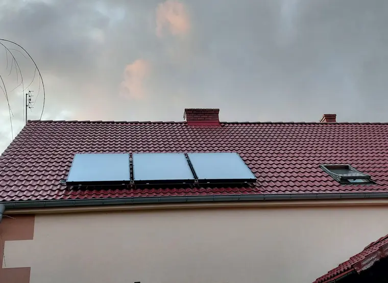 Kolektory słoneczne zamontowane na dachu