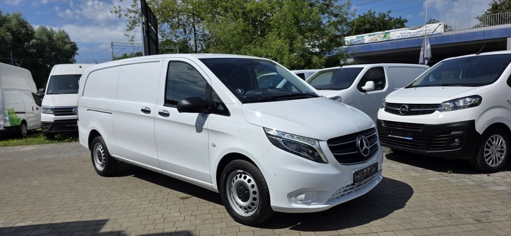 Mercedes-Benz Vito przy banerze Zakodowani
